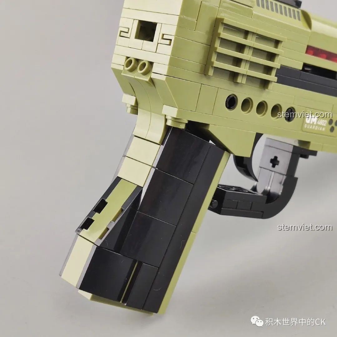 Cận cảnh báng súng và tay cầm của mô hình súng lục Enlighten 4802, thể hiện chi tiết thiết kế.