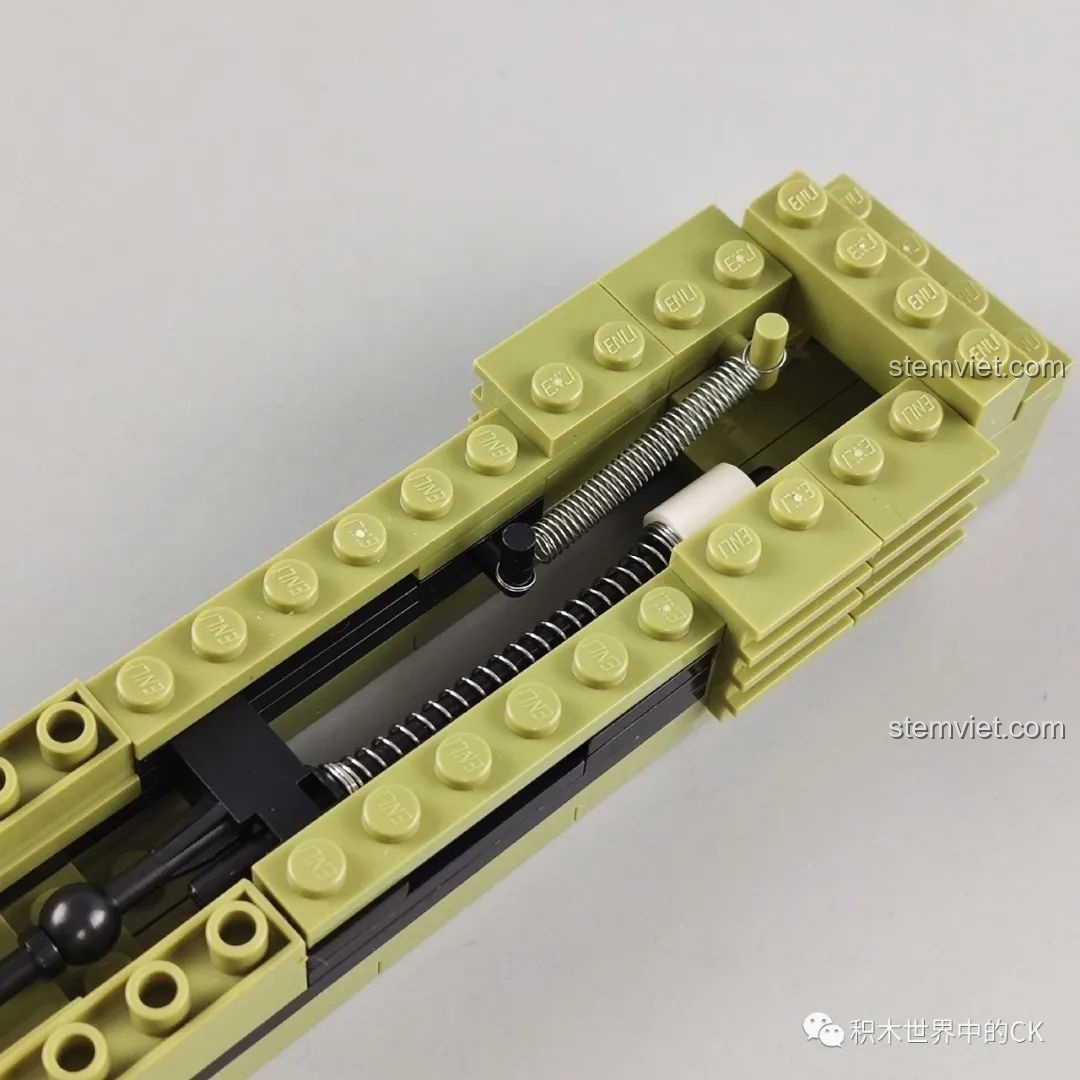 Cận cảnh lò xo và các chi tiết bên trong cơ chế bắn của súng lắp ráp Enlighten 4802, thể hiện độ phức tạp.