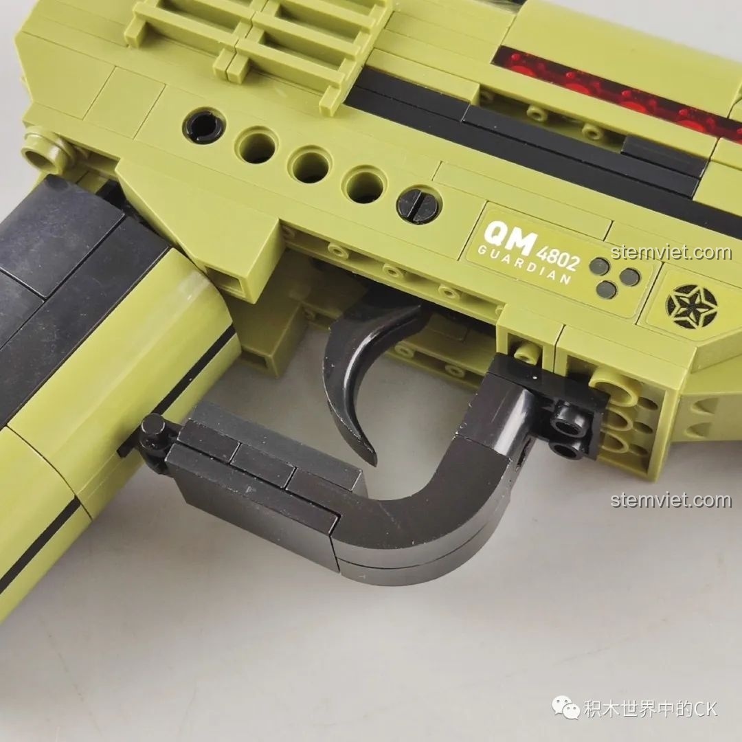 Cận cảnh cò súng và cơ chế bắn của mô hình súng lục Enlighten 4802, thể hiện tính năng hoạt động.