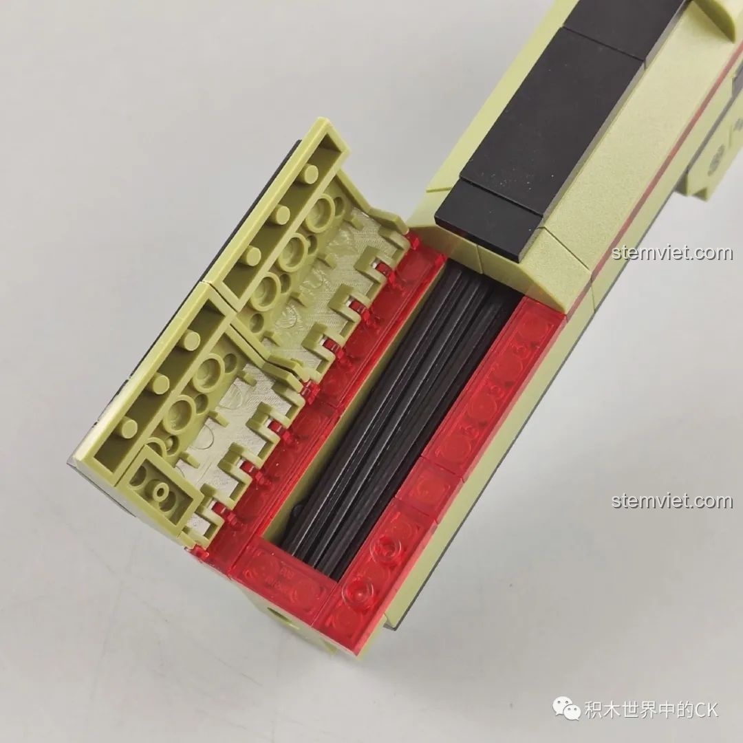 Các viên đạn nhựa được nạp vào khoang chứa của mô hình súng lục Enlighten 4802, sẵn sàng để bắn.