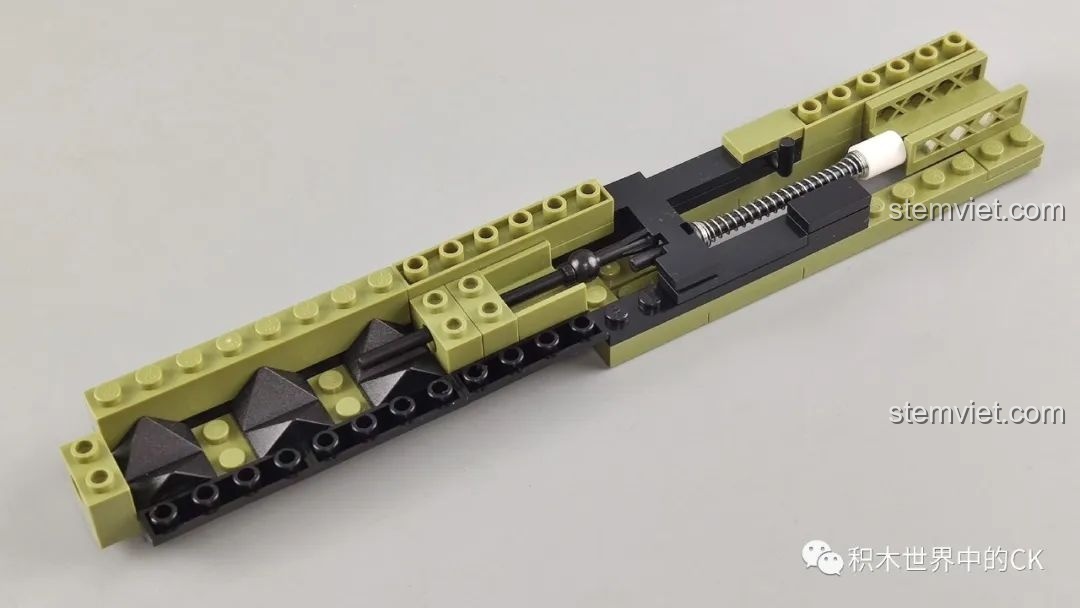 Quá trình lắp ráp phần thân súng của bộ Enlighten 4802, hiển thị cơ chế bắn bên trong với lò xo và các chi tiết.