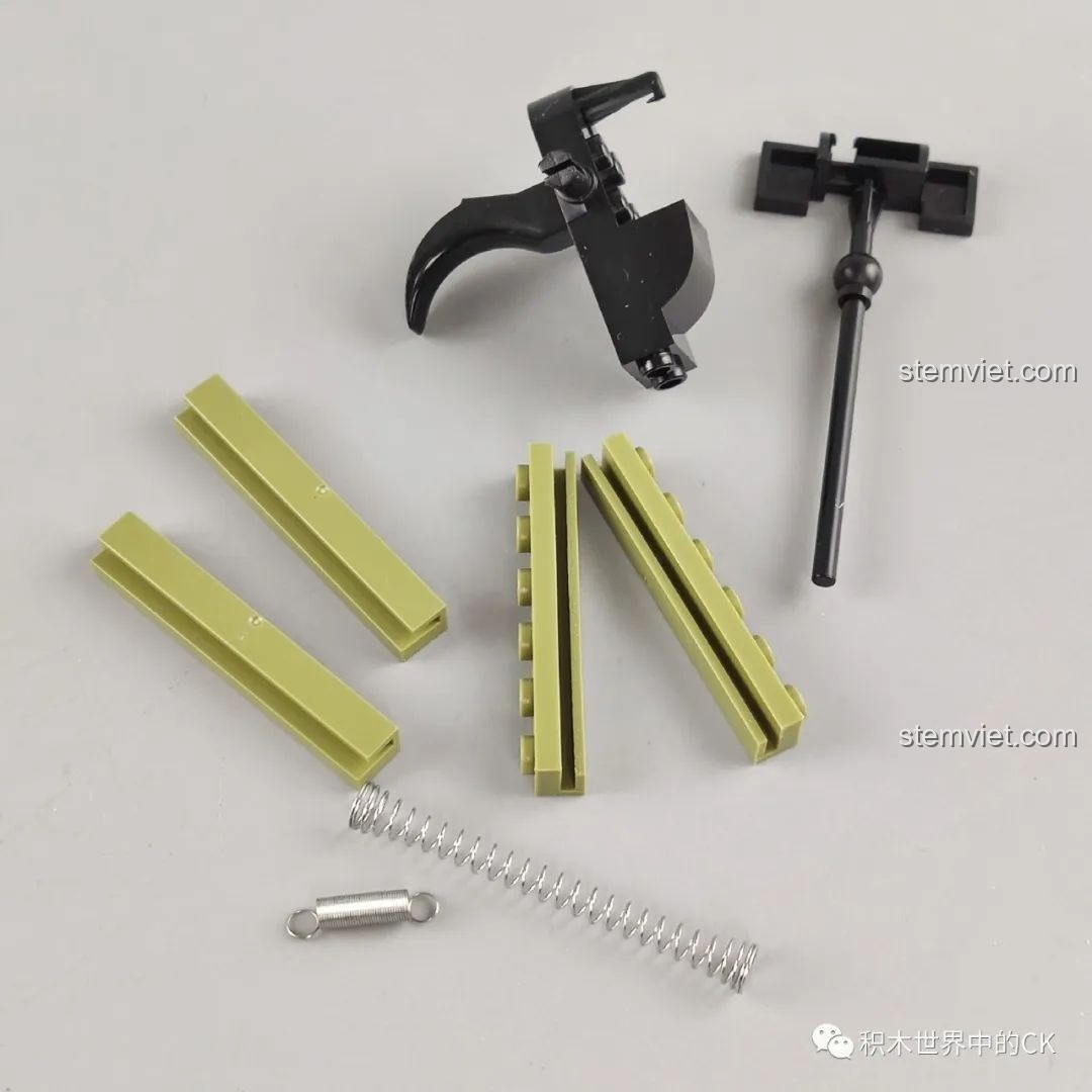 Các mảnh ghép đặc biệt và lò xo dùng để lắp ráp cơ chế bắn của súng trong bộ Enlighten 4802.