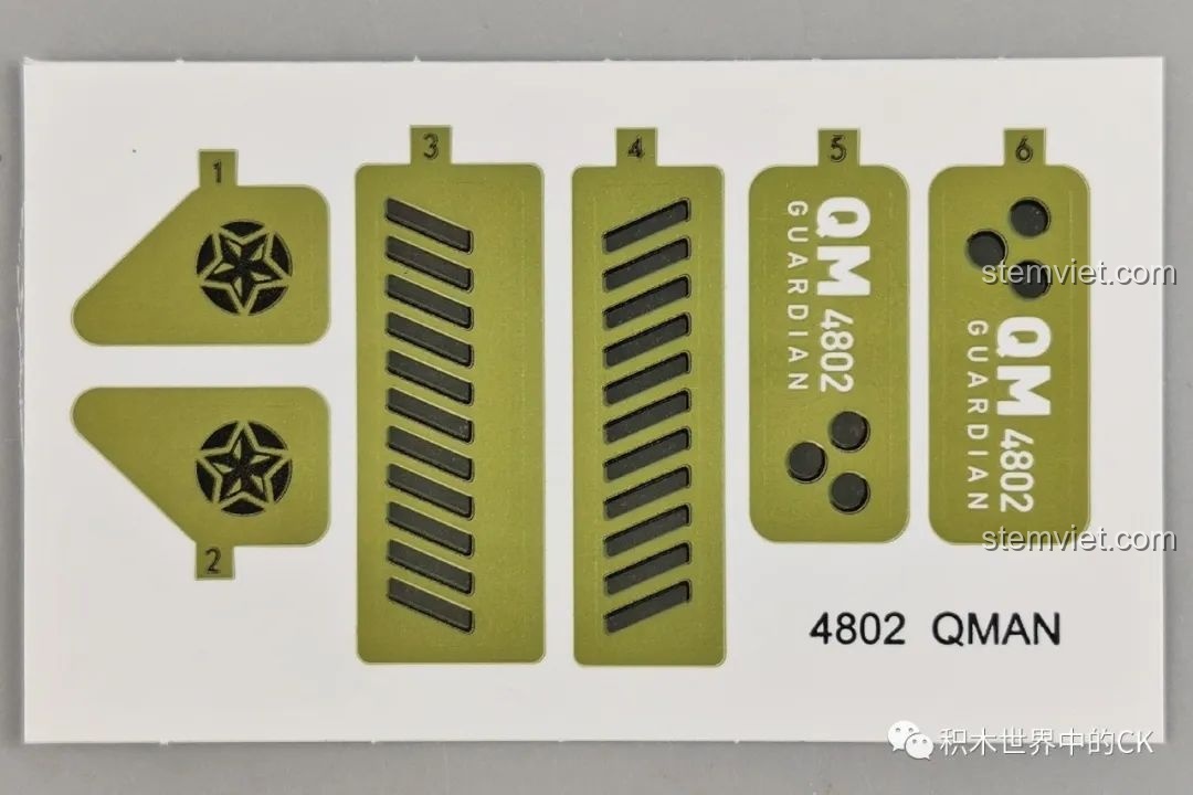 Tấm sticker đi kèm bộ đồ chơi lắp ráp Enlighten 4802 Súng Quân Sự, với các họa tiết quân đội và logo Qman.