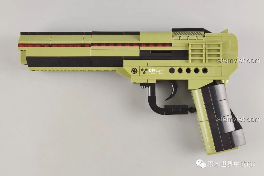 Mô hình súng lục lắp ráp Enlighten 4802 Súng Quân Sự 3 Trong 1 đã hoàn thành, với màu xanh rêu và đen.