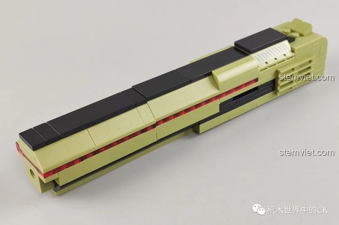 Thân súng của mô hình Enlighten 4802 đang được hoàn thiện, với các mảnh ghép màu xanh rêu và đen.