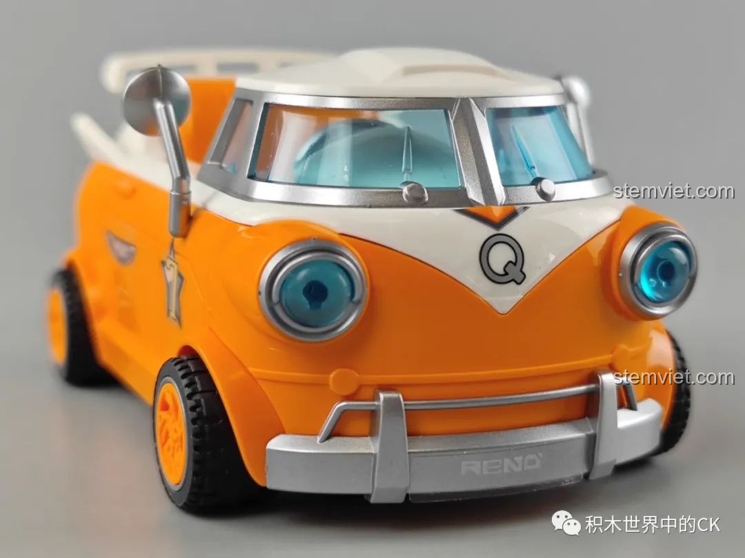 Cận cảnh phần đầu xe đua Big Q Bar Enlighten 74015, tập trung vào chi tiết đèn pha, lưới tản nhiệt và logo Q.