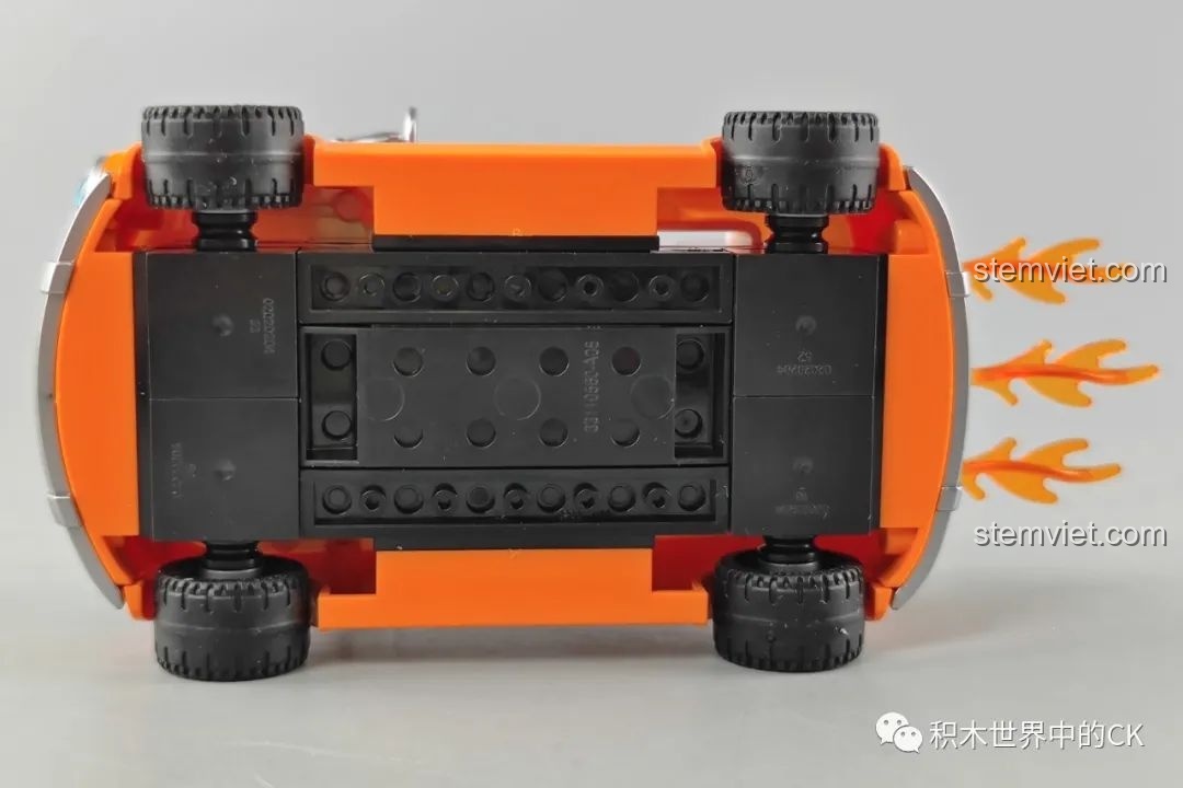 Mặt đáy của mô hình xe đua Big Q Bar Enlighten 74015, cho thấy cấu trúc lắp ráp chắc chắn và các chi tiết bánh xe.