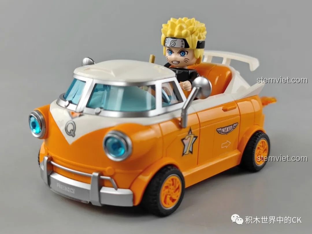 Mô hình xe đua Big Q Bar Enlighten 74015 với nhân vật Doraemon ngồi bên trong, minh họa tính linh hoạt và khả năng chơi sáng tạo.