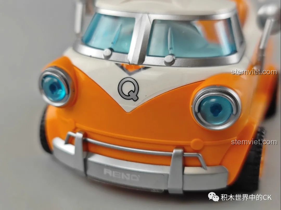 Cận cảnh chi tiết bên hông xe đua Big Q Bar Enlighten 74015, với logo và số 7 được in rõ nét, tăng tính chân thực.