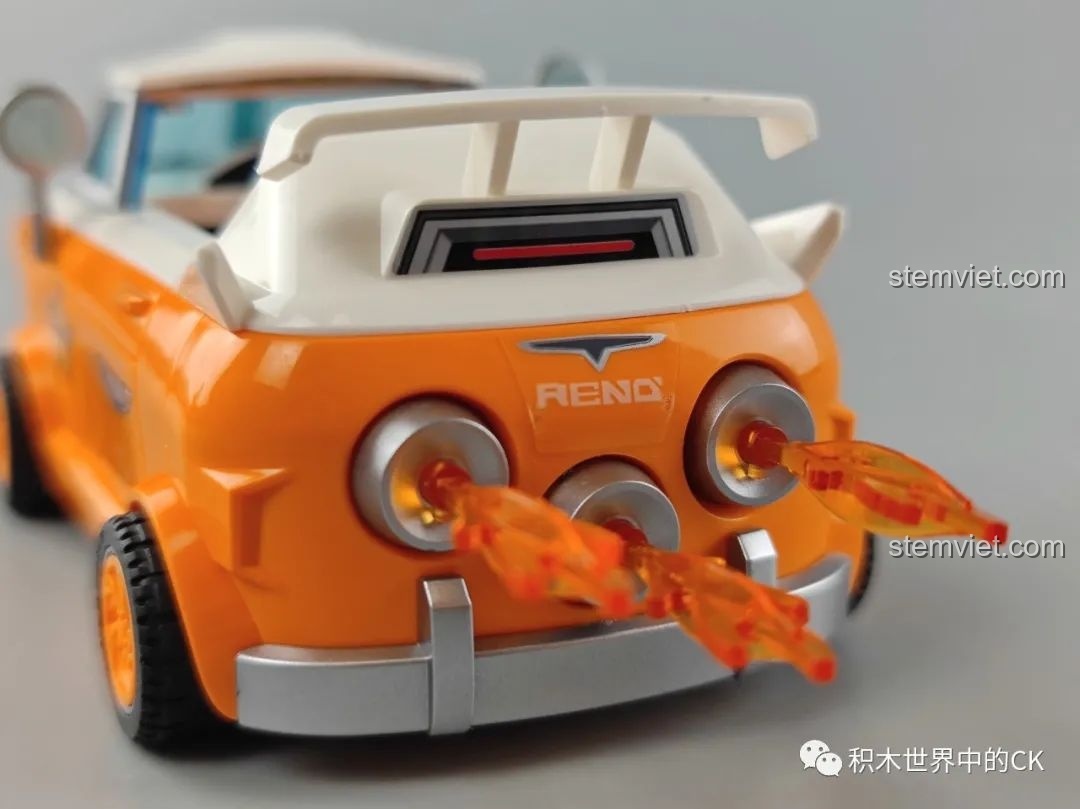 Mô hình xe đua Big Q Bar Enlighten 74015 với nhân vật Naruto ngồi bên trong, thể hiện khả năng tương thích và tăng tính vui nhộn khi chơi.