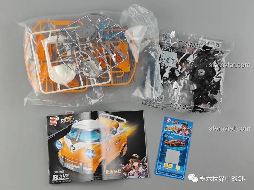 Các mảnh ghép và sách hướng dẫn của bộ lắp ráp Enlighten 74015 Xe đua Big Q Bar được sắp xếp gọn gàng, sẵn sàng cho quá trình lắp ráp.