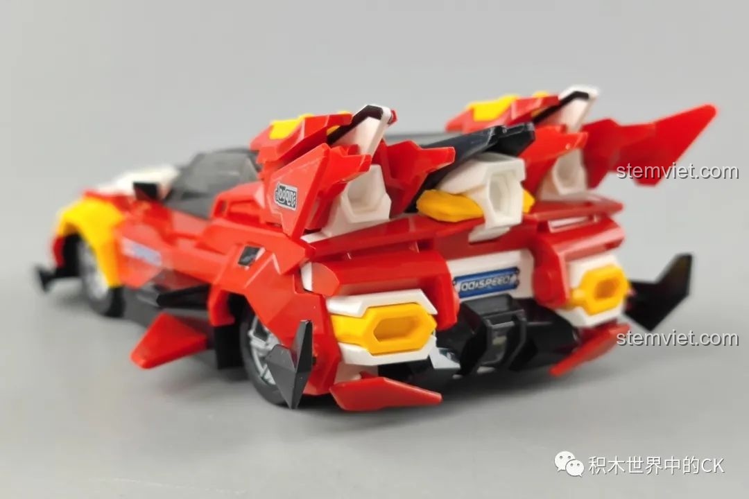 Phần đuôi xe đua Tôn Ngộ Không Enlighten 74021, nổi bật với cánh gió lớn và các chi tiết ống xả, tăng tính khí động học.