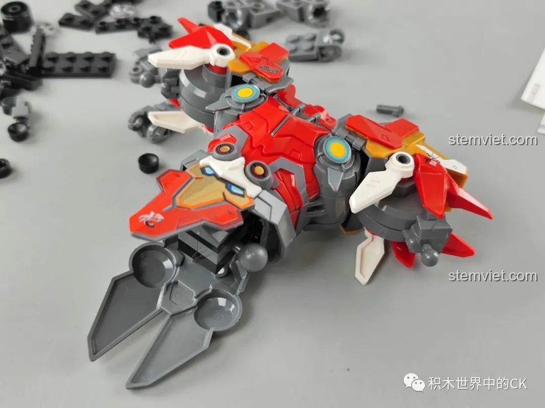 Quá trình lắp ráp phần thân của robot Tôn Ngộ Không Enlighten 74021, cho thấy các mảnh ghép đang dần kết nối thành hình.