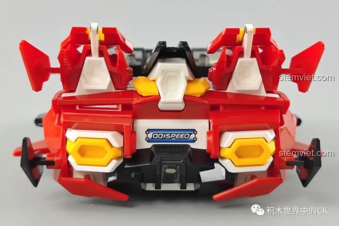 Góc nhìn trực diện từ phía sau của mô hình xe đua Tôn Ngộ Không Enlighten 74021, thể hiện sự hầm hố và mạnh mẽ.