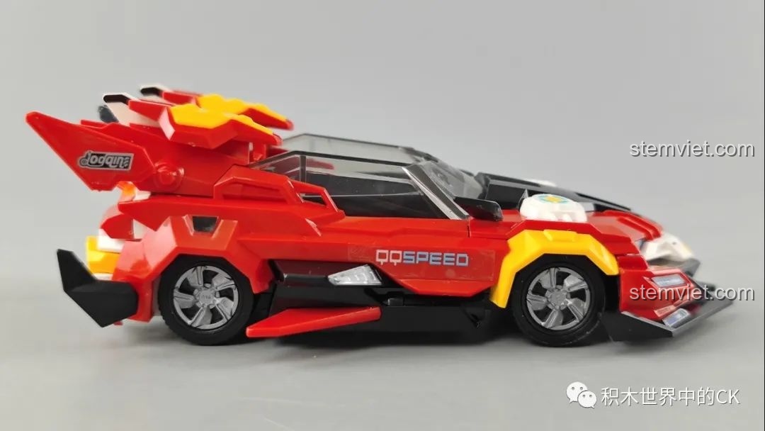 Góc nhìn từ trên xuống của mô hình xe đua Tôn Ngộ Không Enlighten 74021, cho thấy tổng thể thiết kế và các chi tiết trên nóc xe.