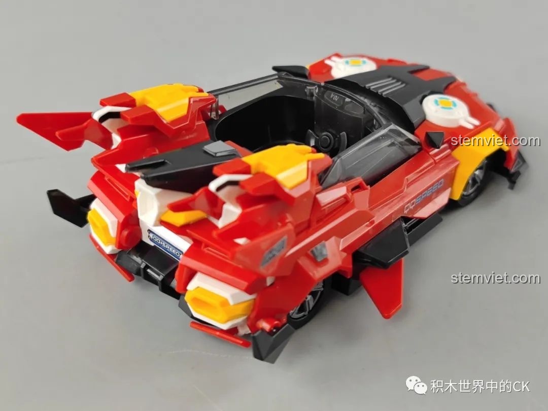 Góc nhìn từ trên xuống vào nội thất của mô hình xe đua Tôn Ngộ Không Enlighten 74021, cho thấy thiết kế tối giản.