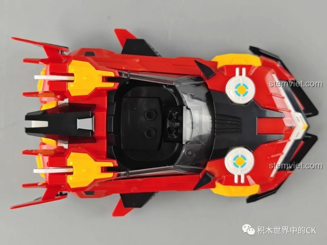 Mô hình robot Tôn Ngộ Không Enlighten 74021 với áo choàng vải màu đỏ, tạo vẻ ngoài oai phong và mạnh mẽ, sẵn sàng chiến đấu.