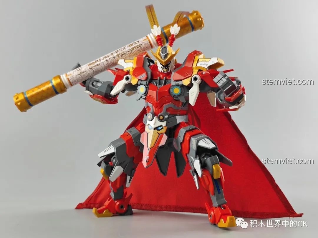 Mô hình robot Tôn Ngộ Không Enlighten 74021 sau khi hoàn thành, cầm cây gậy Như Ý, tạo dáng mạnh mẽ và uy nghi.