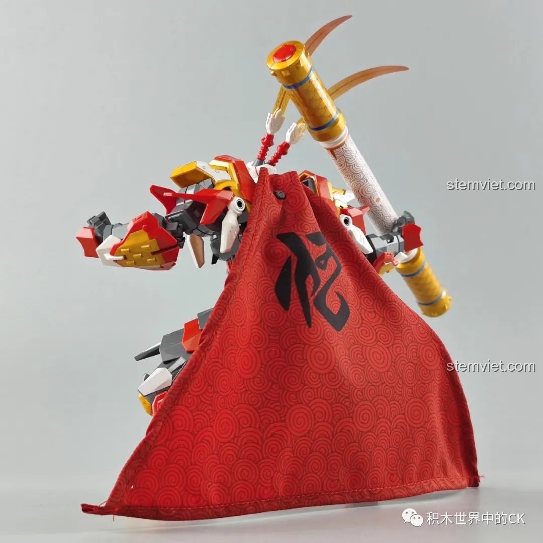 Mô hình robot Tôn Ngộ Không Enlighten 74021 trong tư thế chiến đấu năng động, thể hiện khả năng khớp nối linh hoạt.