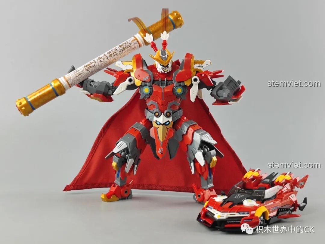 Mô hình robot Tôn Ngộ Không và xe đua Tôn Ngộ Không Enlighten 74021 được trưng bày cùng nhau, thể hiện khả năng biến hình độc đáo.