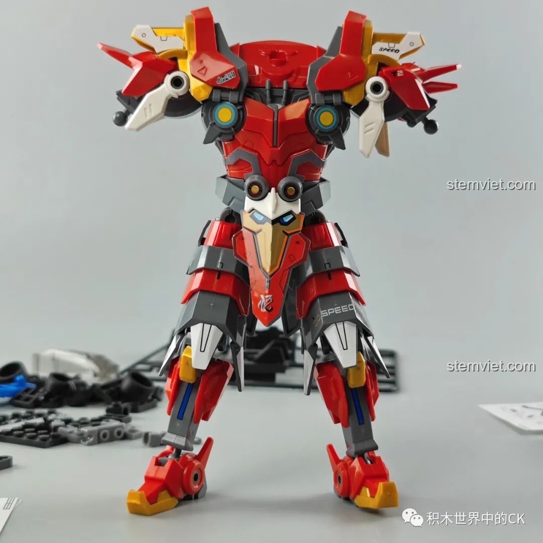 Phần thân của robot Tôn Ngộ Không Enlighten 74021 đã hoàn thiện, thể hiện cấu trúc vững chắc và các chi tiết ban đầu.