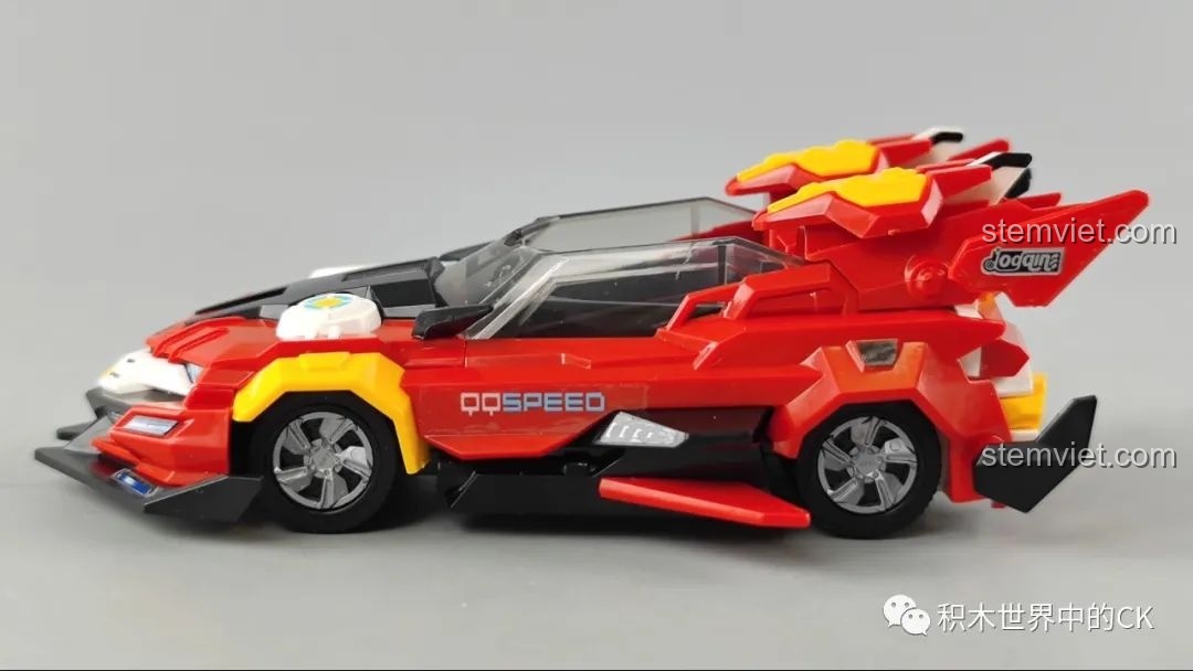 Góc nhìn bên hông của mô hình xe đua Tôn Ngộ Không Enlighten 74021, với các đường nét góc cạnh và chi tiết cánh gió.