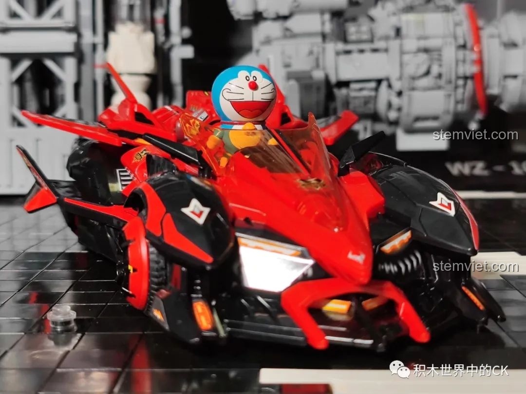 Mô hình xe đua Enlighten 74031 S-Phán Quyết Giả với nhân vật Doraemon ngồi trong khoang lái, tạo nên cảnh tượng vui nhộn.