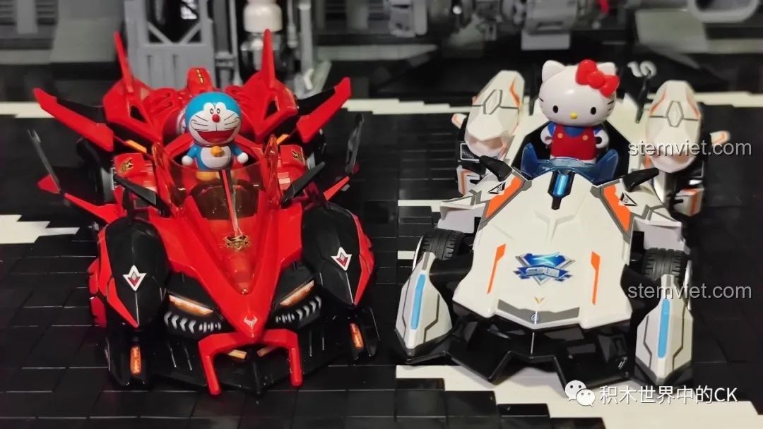 Cặp đôi mô hình xe đua Enlighten 74031 S-Phán Quyết Giả và 74034 S-Phá Hiểu Giả cùng các nhân vật hoạt hình đáng yêu.