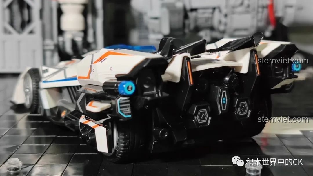 Phần đuôi xe của mô hình Enlighten 74034 S-Phá Hiểu Giả, với các chi tiết ống xả và đèn hậu được thiết kế tinh xảo.