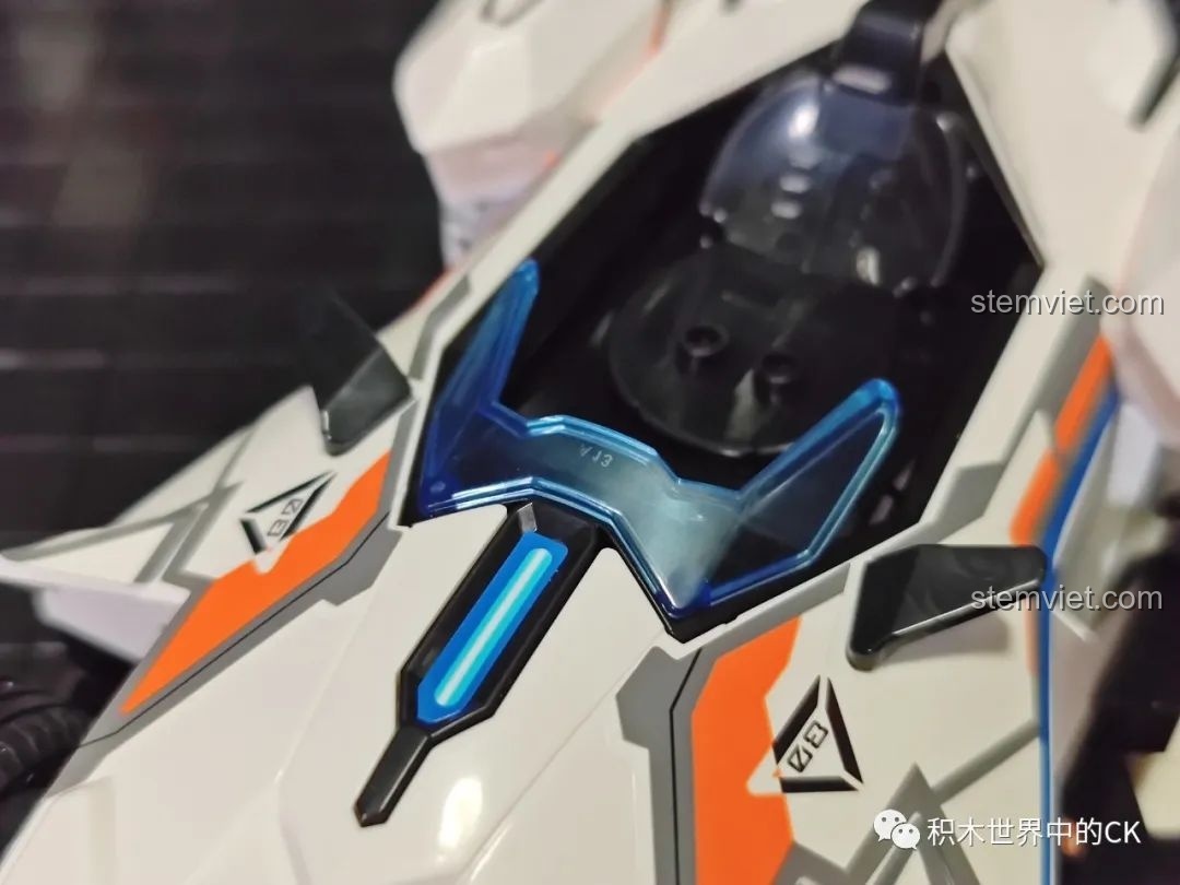 Khoang lái của mô hình xe đua Enlighten 74034 S-Phá Hiểu Giả, với kính chắn gió trong suốt và ghế ngồi chi tiết.