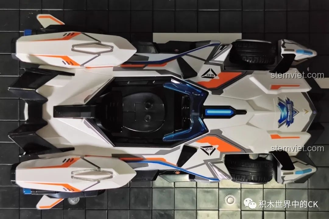 Toàn cảnh mô hình xe đua Enlighten 74034 S-Phá Hiểu Giả nhìn từ trên cao, thiết kế cân đối và hài hòa.