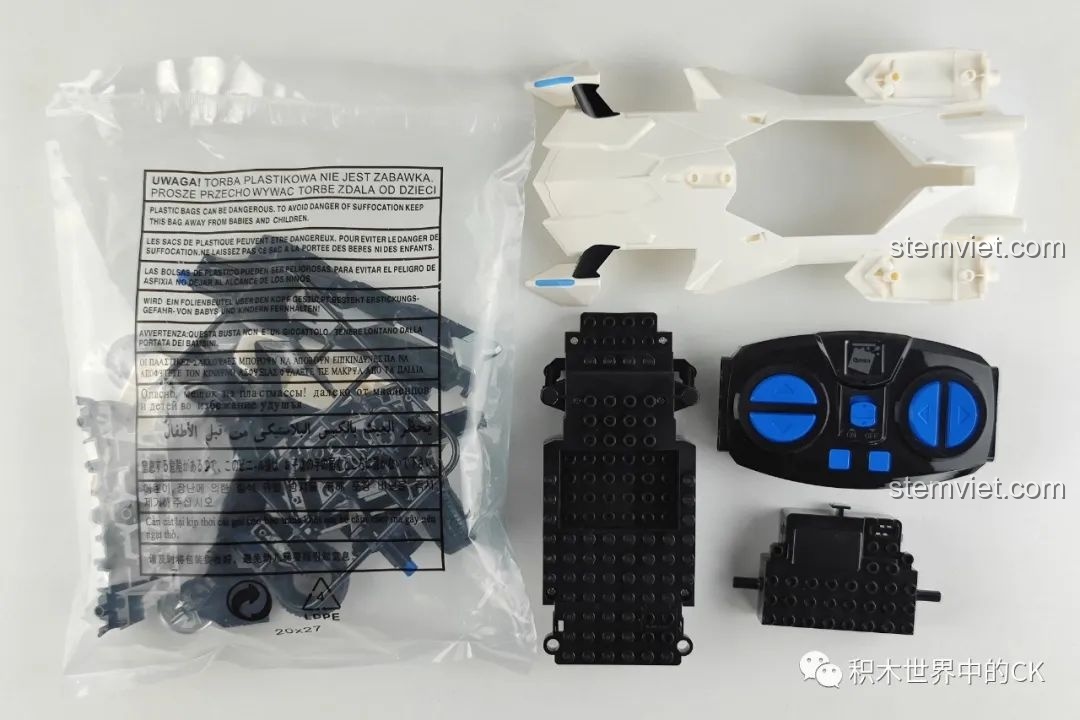 Các túi mảnh ghép và khung xe chính của bộ lắp ghép Enlighten 74034 S-Phá Hiểu Giả, sẵn sàng cho quá trình lắp ráp.