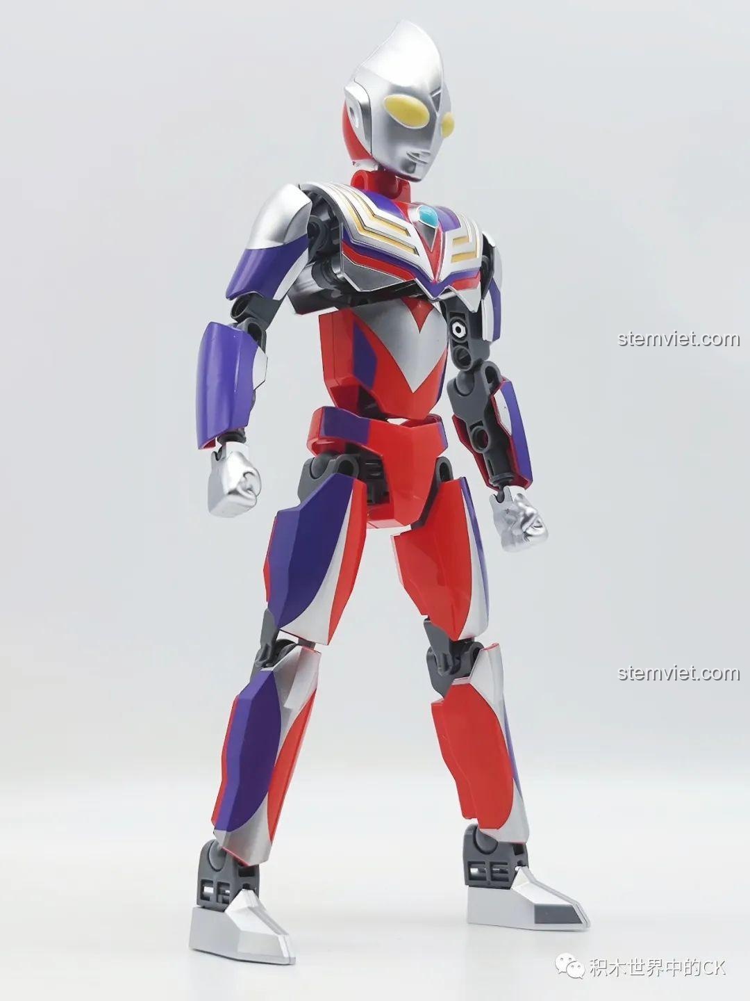 Mô hình lắp ráp Enlighten 75017 Diga Ultraman Composite Type từ góc nghiêng, thể hiện chi tiết giáp.