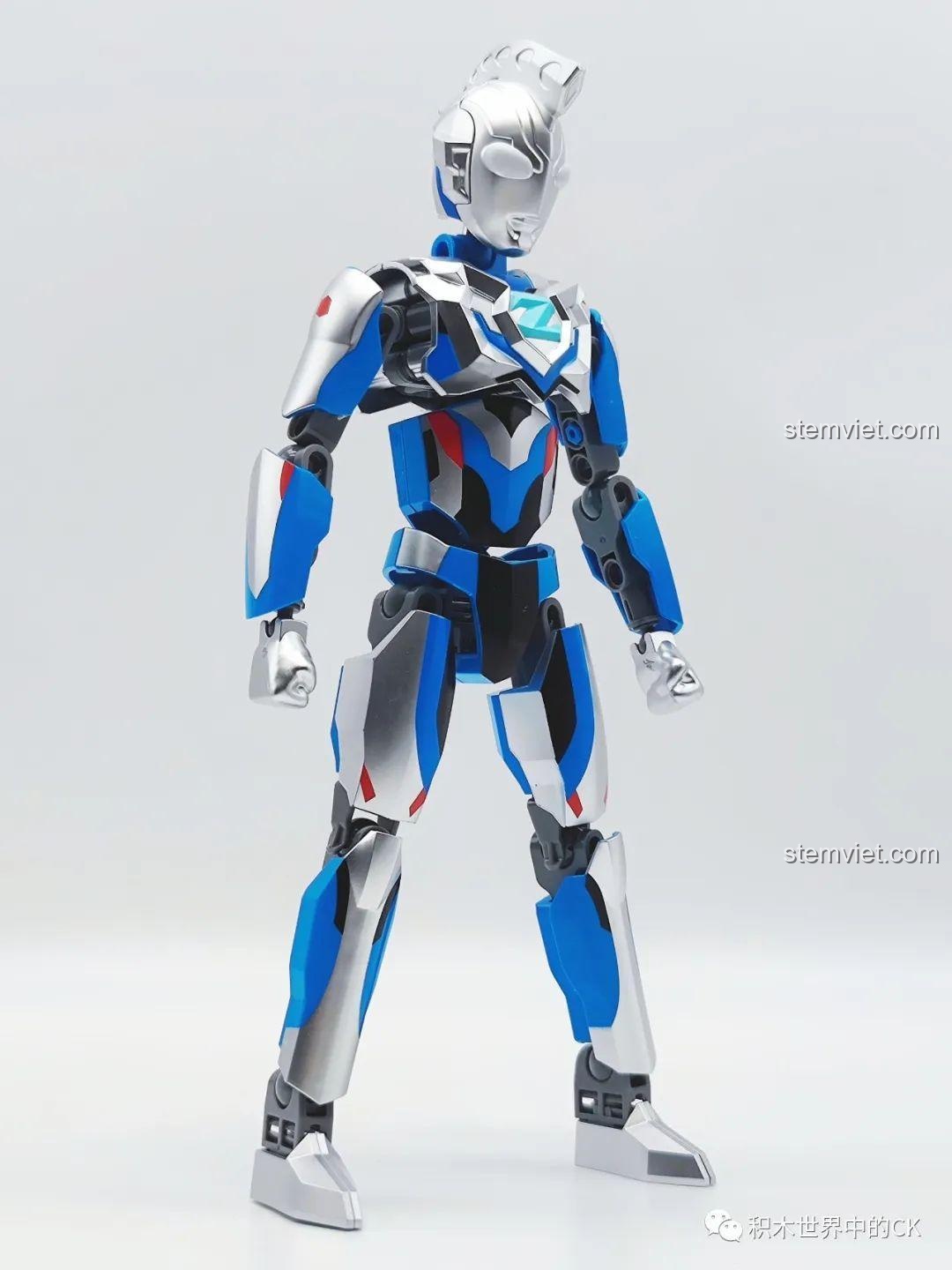 Mô hình lắp ráp Enlighten 75018 Zett Ultraman Original Form từ góc nghiêng, thể hiện sự cân đối.