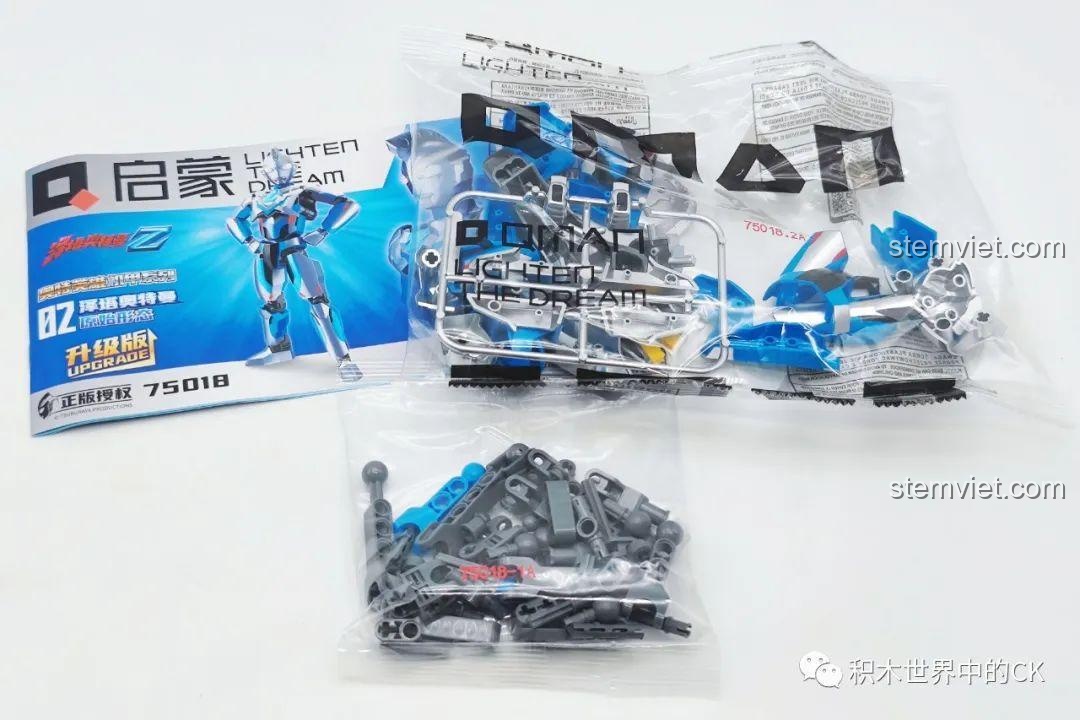 Mở hộp bộ lắp ráp Enlighten 75018 Zett Ultraman Original Form, hiển thị các túi mảnh ghép.