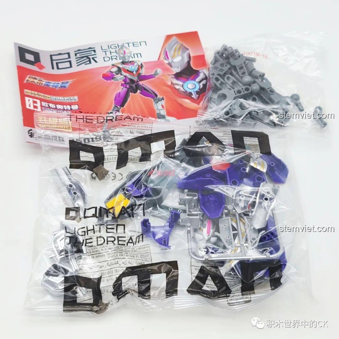 Mở hộp bộ lắp ráp Enlighten 75019 Orb Ultraman Orb Origin, hiển thị các túi mảnh ghép.