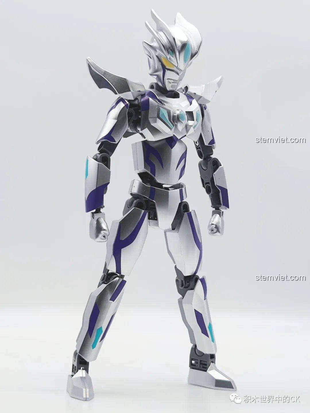 Mô hình lắp ráp Enlighten 75020 Ultraman Zero Dạng Vô Cực từ góc nghiêng, chi tiết giáp.
