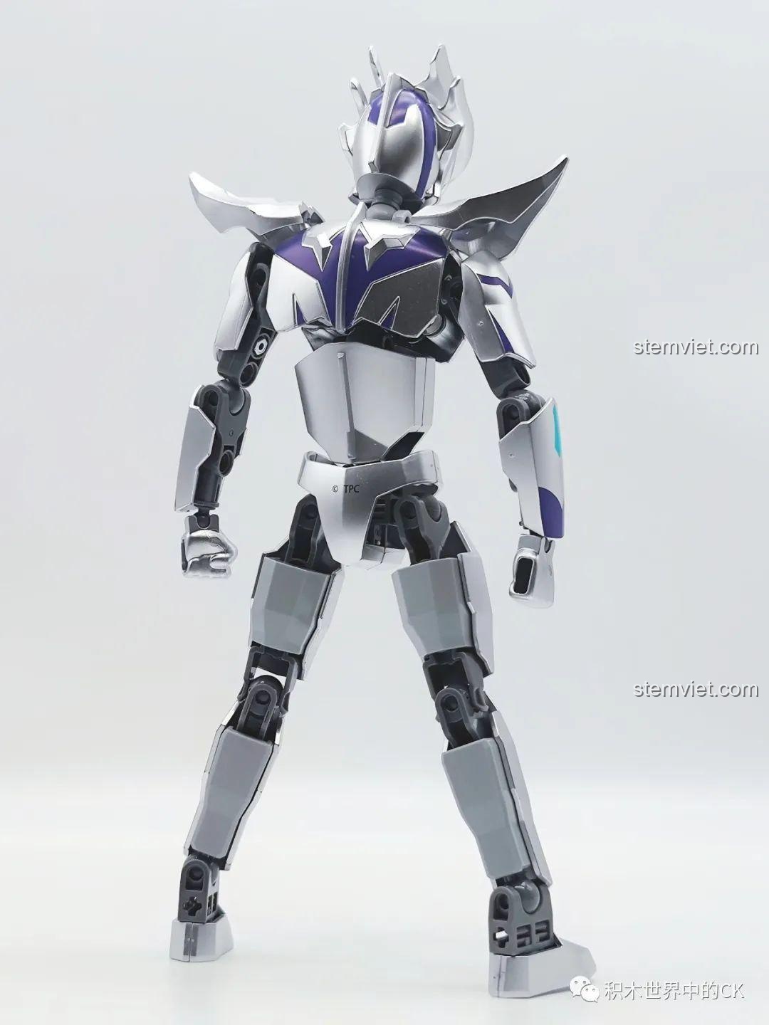 Mặt sau của mô hình lắp ráp Enlighten 75020 Ultraman Zero Dạng Vô Cực, chi tiết khớp.