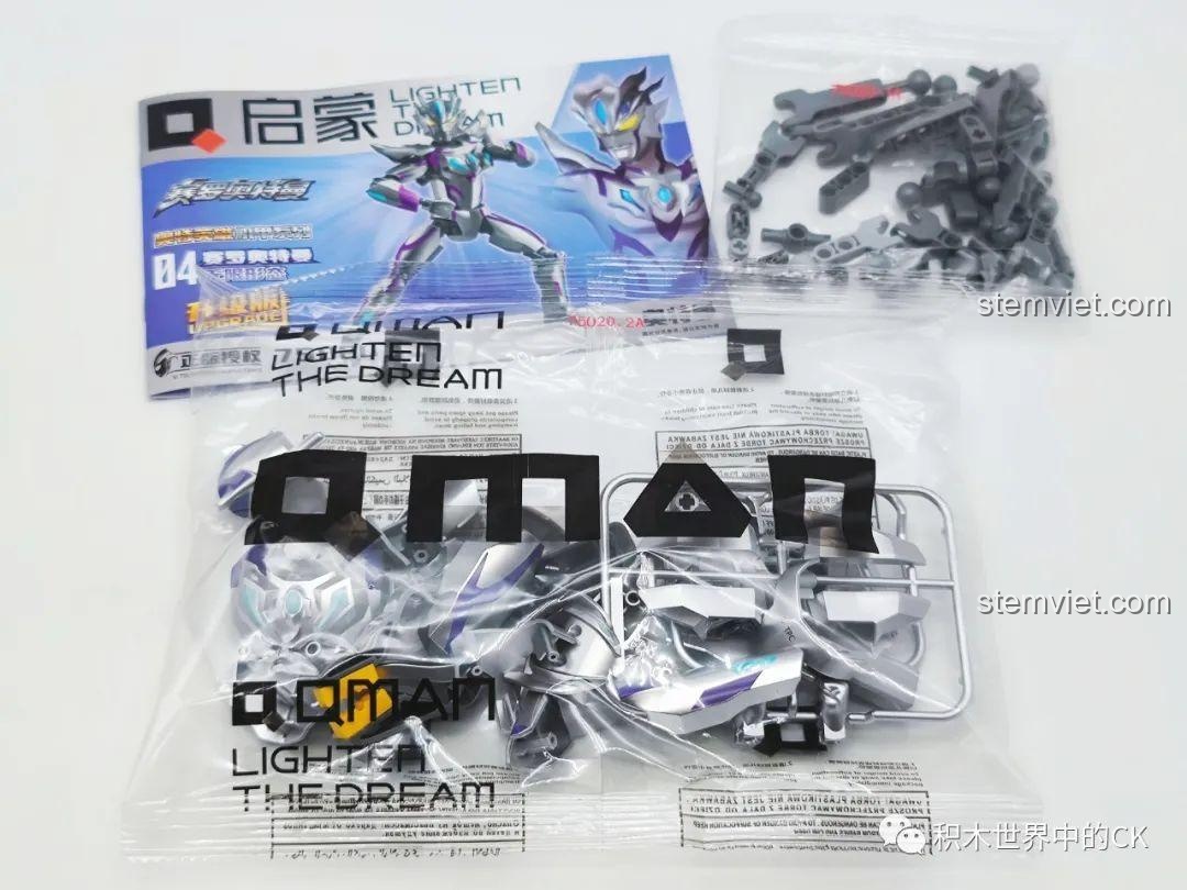 Mở hộp bộ lắp ráp Enlighten 75020 Ultraman Zero Dạng Vô Cực, hiển thị các túi mảnh ghép.