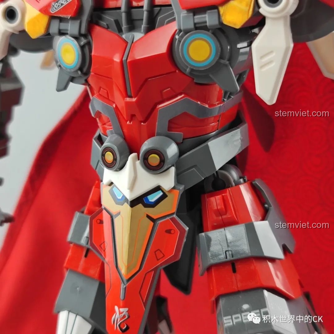 Hai mô hình xe đua Big Q Bar 74015 và Tôn Ngộ Không 74021 của Enlighten QQ Speed cùng với các nhân vật, thể hiện sự đa dạng và khả năng chơi.