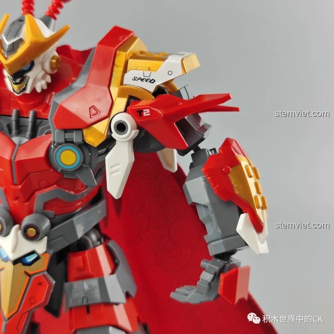 Mô hình robot Tôn Ngộ Không Enlighten 74021 với nhân vật Doraemon ngồi bên trong, thể hiện khả năng tương thích và chơi sáng tạo.