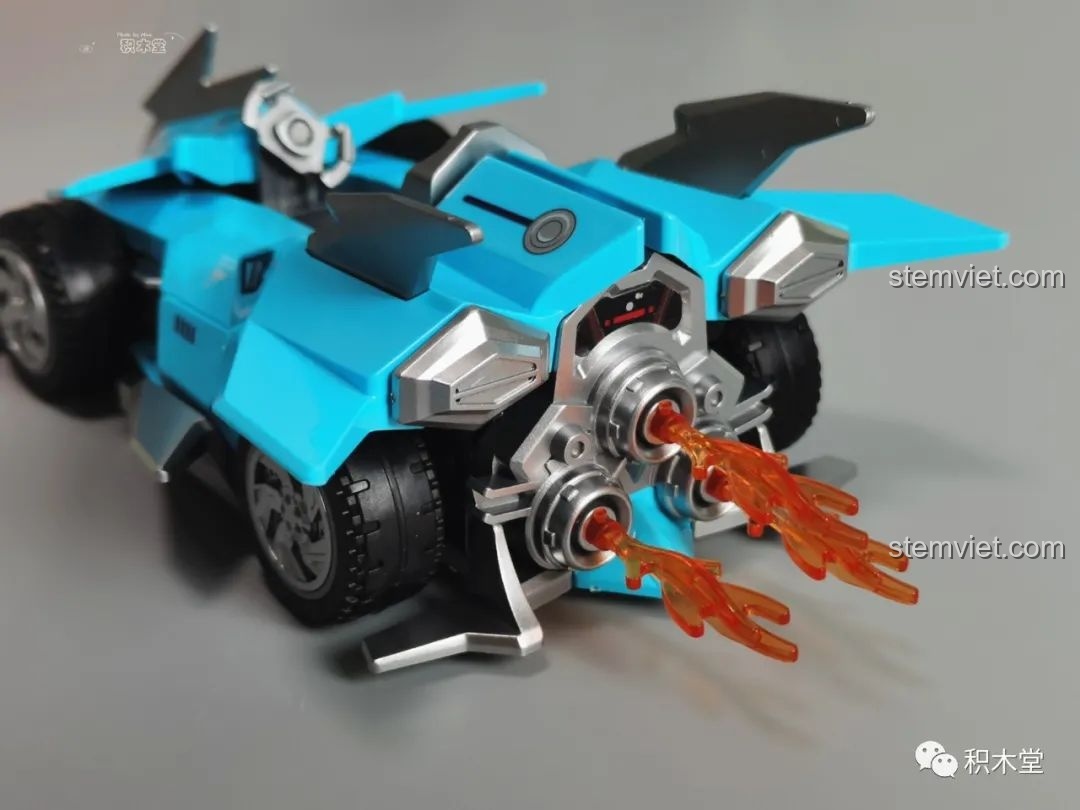 Cận cảnh đuôi xe của mô hình xe đua QQ Tốc Độ Enlighten 74015大Q吧, với hiệu ứng lửa cam.