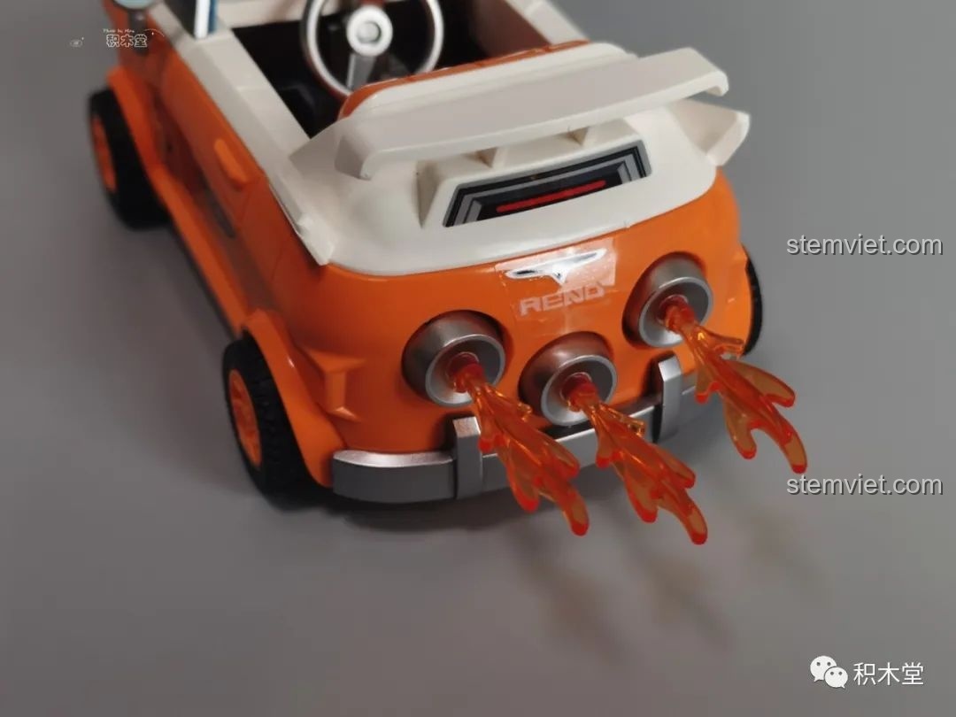 Cận cảnh bánh xe của mô hình xe đua QQ Tốc Độ Enlighten 74011擎天雷诺, với thiết kế mâm xe và lốp.