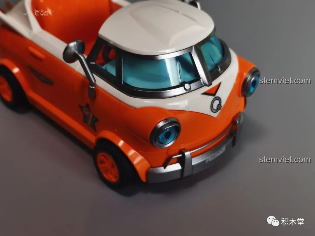 Cận cảnh buồng lái của mô hình xe đua QQ Tốc Độ Enlighten 74011擎天雷诺, với vô lăng và bảng điều khiển.