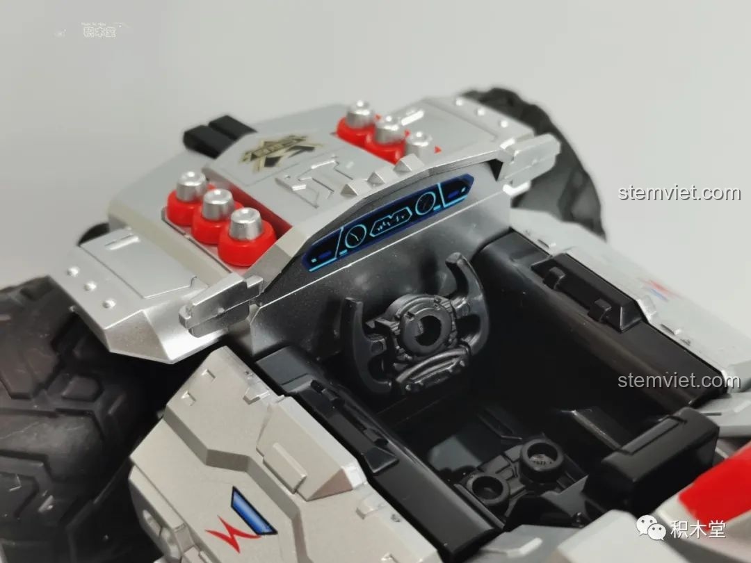 Cận cảnh một góc khác của mô hình xe đua QQ Tốc Độ Enlighten 74011擎天雷诺, thể hiện chi tiết thiết kế.