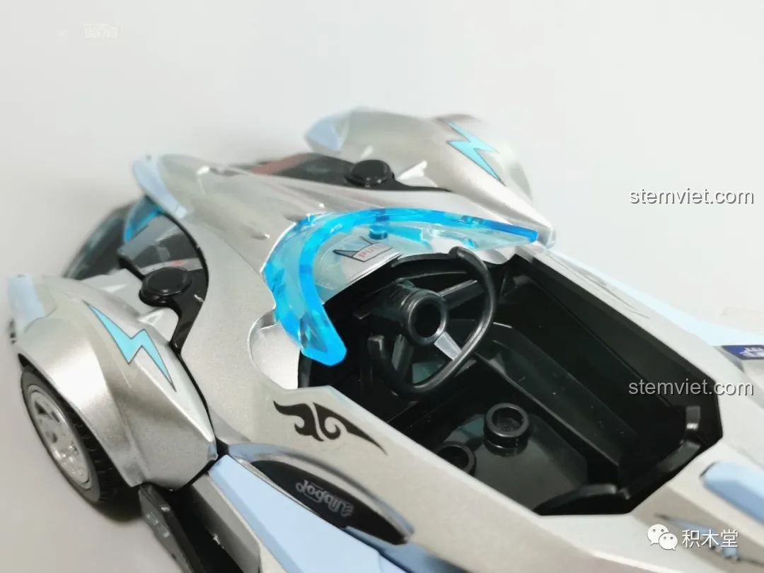 Cận cảnh buồng lái của mô hình xe đua QQ Tốc Độ Enlighten 74013金刚狼, với vô lăng và ghế ngồi.