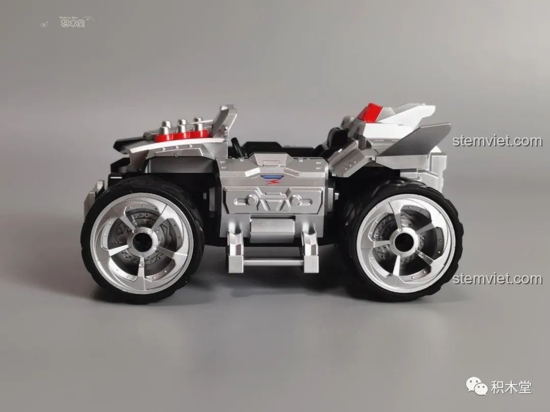 Mô hình xe đua QQ Tốc Độ Enlighten 74011擎天雷诺 nhìn từ cạnh bên, thể hiện độ cao và tỷ lệ xe.