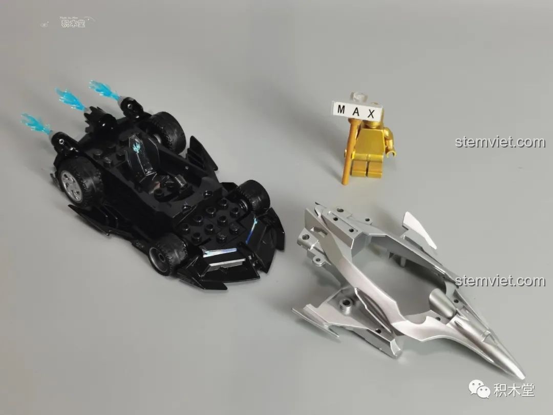 Mô hình xe đua QQ Tốc Độ Enlighten 74012白玉神驹 nhìn từ góc nghiêng, thể hiện rõ các đường nét thiết kế.