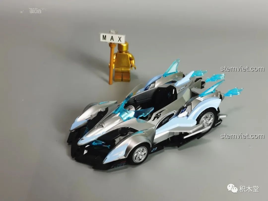 So sánh kích thước giữa mô hình xe đua QQ Tốc Độ Enlighten 74012白玉神驹 và 74011擎天雷诺.