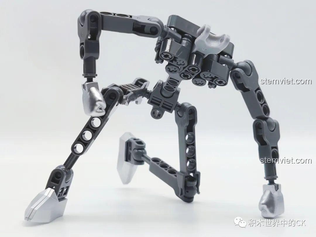 Khung xương mô hình lắp ráp Enlighten Ultraman trong tư thế ngồi, thể hiện độ linh hoạt.